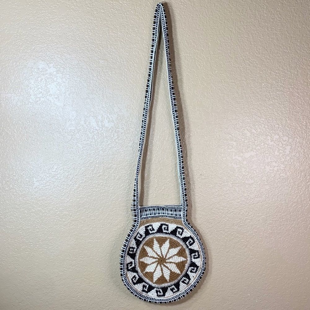 Round woven purse‎